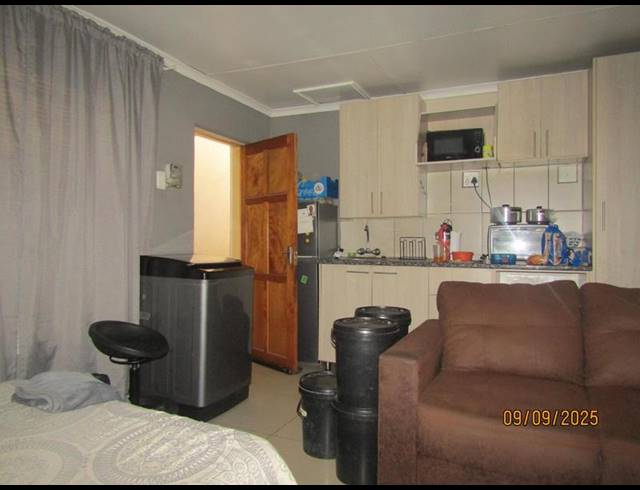 6 BEDROOM HOUSE FOR SALE IN VOSLOORUS EXT